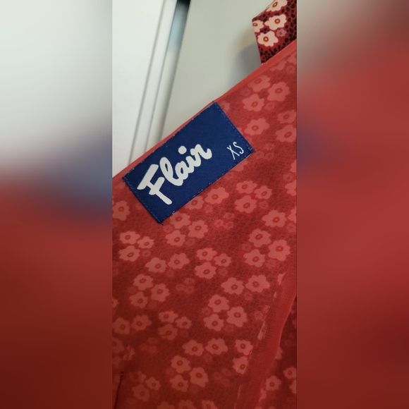 Elegant Red and White Midi Dress - Picture 15 of 15